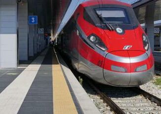 Roma Firenze stop a tutti i treni. Ritardi e cancellazioni in tutta Italia