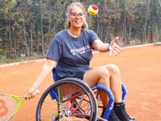 Sotto gamba game, ragazza praica tennis in carrozzina