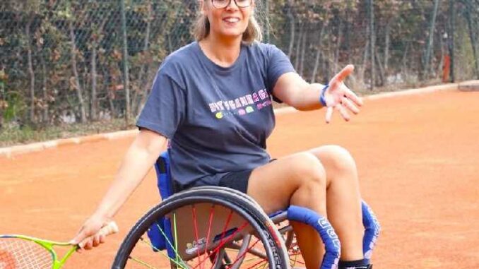 Sotto gamba game, ragazza praica tennis in carrozzina