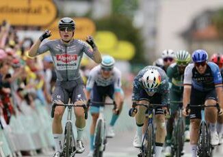 Tour de France Philipsen vince tappa 13 Pogacar sempre in giallo