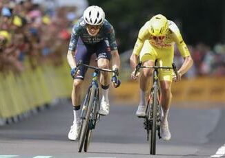 Tour de France Vingegaard vince 11esima tappa in volata su Pogacar