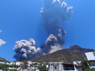 Vulcano Stromboli oggi nuova esplosione sullisola una nube e cenere