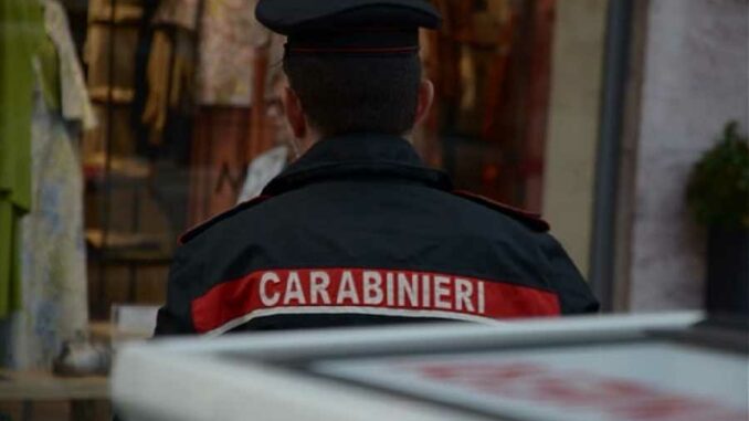 Immagine di Carabinieri durante controlli nei negozi