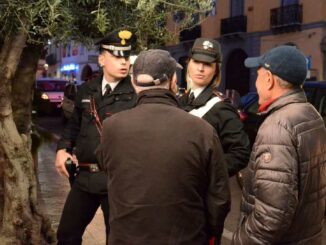 carabinieri dialogano con cittadini