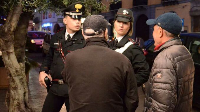 carabinieri dialogano con cittadini