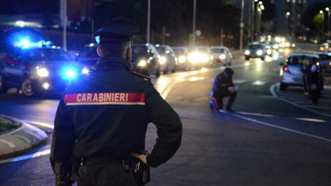 nell'immagine si vedono i carabinieri mentre effettuano rilievi stradali