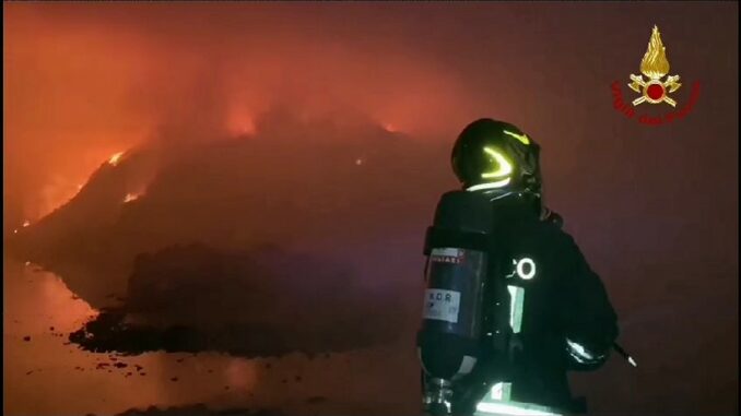 incendio, intervento dei vigili de fuoco