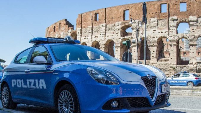 auto della polizia a roma colosseo