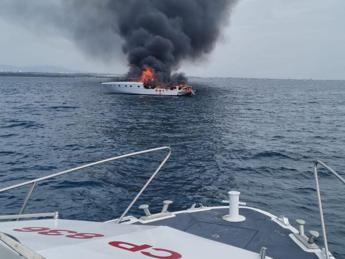 Barca a fuoco al largo di Ostia tutti salvi