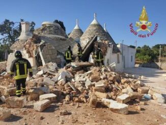 Brindisi crolla trullo a Cisternino ferita una donna si cerca un uomo sotto macerie