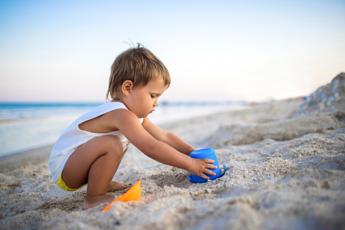 Fiaso bimbi sono vulnerabili e vanno protetti no spiaggia in ore centrali