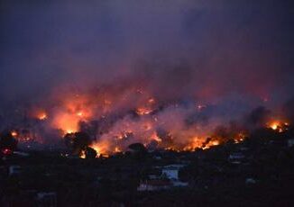 Grecia maxi incendio a nord di Atene evacuata citta di Maratona