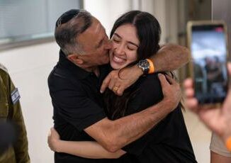 Israele ex ostaggio Noa Argamani balla con amici per festeggiare ritorno alla vita