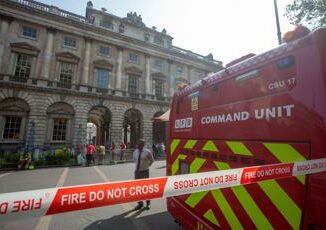 Londra incendio a Somerset House cento vigili del fuoco mobilitati