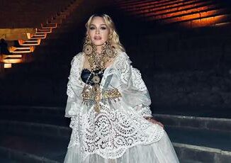 Madonna visita gli scavi di Pompei e finanzia il progetto per ragazzi Sogno di volare