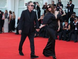 Mostra Venezia ecco Beetlejuice il red carpet gothic con Tim Burton e Monica Bellucci