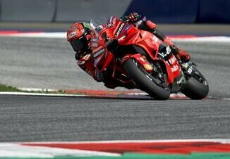 MotoGp Emilia Romagna Bagnaia cade a 7 giri dal termine