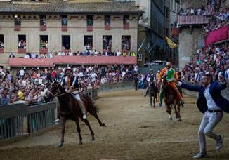 Palio di Siena 17 agosto Lupa vince e si aggiudica il Drappellone dellAssunta