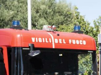 Roma incendio in campo nomadi a Guidonia in fiamme anche un camper