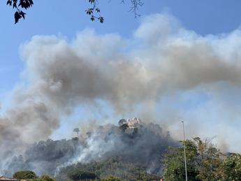 Roma maxi incendio a Monte Mario non si esclude dolo aperta inchiesta