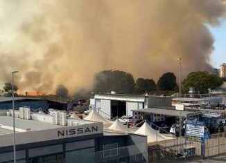 Roma vasto incendio a Cinecitta est quattro ustionati gravi