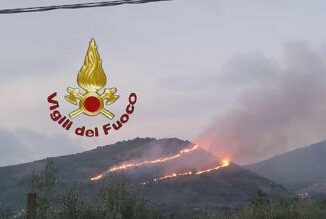 Roma vasto incendio a San Gregorio di Sassola aerei per spegnere le fiamme