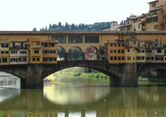 Scrivono i loro nomi su Ponte Vecchio maxi multa per due turisti a Firenze