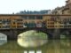 Scrivono i loro nomi su Ponte Vecchio maxi multa per due turisti a Firenze