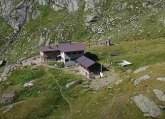 Sostenibilita ad alta quota in Val di Rabbi un rifugio 100 green