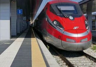 Treni lavori su Alta velocita Roma Napoli rallentamenti e ritardi fino a 80 minuti