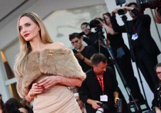 Venezia 81 Angelina Jolie si commuove per la standing ovation e cerca labbraccio di Favino Video