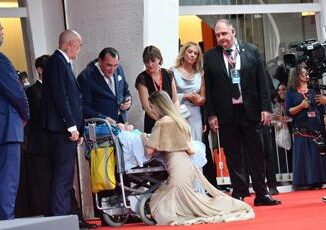 Venezia 81 lincontro tra Angelina Jolie e un fan disabile sul red carpet E una persona di cuore