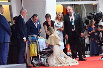 Venezia 81 lincontro tra Angelina Jolie e un fan disabile sul red carpet E una persona di cuore