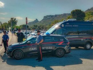 immagine di carabinieri durante controlli al Poetto di Cagliari