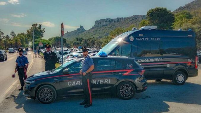 immagine di carabinieri durante controlli al Poetto di Cagliari