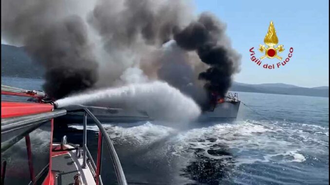 Incendio barca a teulada