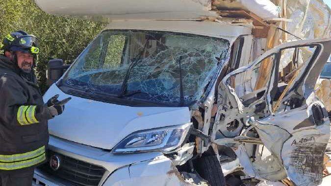 Incidente stradale tra camper e camion nella statale 125 tra olbia ed arzachena