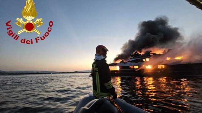 yacht in fiamme ad olbia