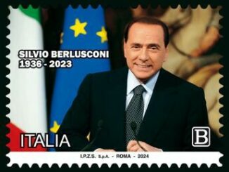 Berlusconi un francobollo in ricordo del Cav ritratto tra bandiere Italia e Ue