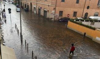 Bomba dacqua a Roma pioggia e vento forte strade allagate Foto