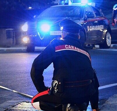 Grave incidente stradale ieri sera in Via Montegranatico a Decimoputzu, dove una minore del 2015 è stata investita da un veicolo il cui conducente è fuggito subito dopo l'impatto. L'incidente si è verificato intorno alle ore 20:00, e la bambina è stata soccorsa immediatamente dai presenti e trasportata in codice rosso presso il pronto soccorso dell'ospedale Brotzu di Cagliari. Fortunatamente, nonostante la gravità dell'episodio, la piccola non è in pericolo di vita. I Carabinieri di Decimomannu, intervenuti prontamente sul luogo dell'incidente, hanno avviato immediatamente le indagini. Grazie a rapide e precise operazioni investigative, è stato possibile identificare il responsabile dell'investimento: un giovane cagliaritano, classe 2006, che si era dato alla fuga subito dopo l'accaduto. Le forze dell’ordine stanno proseguendo con ulteriori approfondimenti per chiarire la dinamica dell'incidente e verificare eventuali responsabilità aggiuntive. L'intervento tempestivo ha permesso di rintracciare il veicolo coinvolto, contribuendo al rapido avanzamento delle indagini.