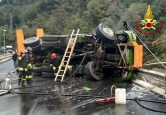 Camion si ribalta e va a fuoco a Udine morto il conducente