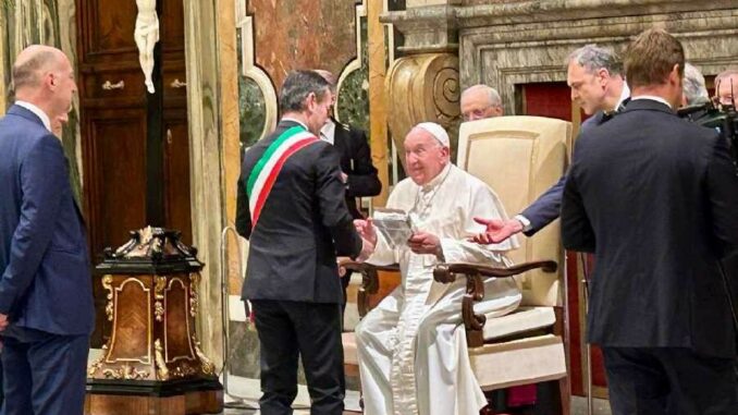 Il Sindaco Massimo Zedda in udienza da Papa Francesco-1