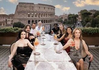 Il cast di Emily in Paris a Roma brindisi e foto di rito al Colosseo