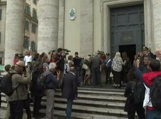 Luca Giurato oggi funerali a Roma applausi e commozione