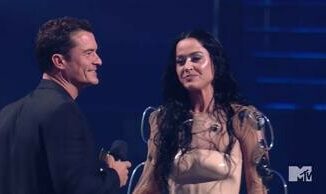 MTV VMAs Orlando Bloom premia la compagna Katy Perry tutti pazzi per la dedica damore Video