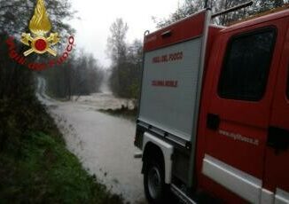 Maltempo auto travolte dallacqua nel foggiano disperso un vigile del fuoco