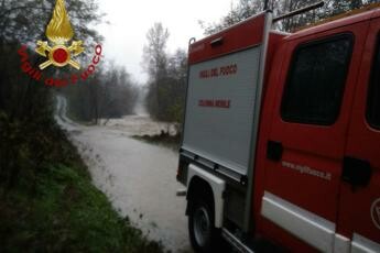 Maltempo auto travolte dallacqua nel foggiano disperso un vigile del fuoco