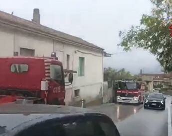 Maltempo oggi in Abruzzo Pescara in tilt per pioggia strade come fiumi