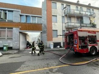 Milano incendio in un capannone occupato da senzatetto